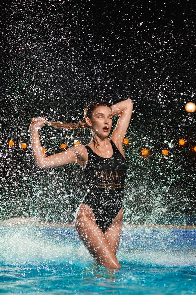 Flickan Poolen Vattenstänk — Stockfoto