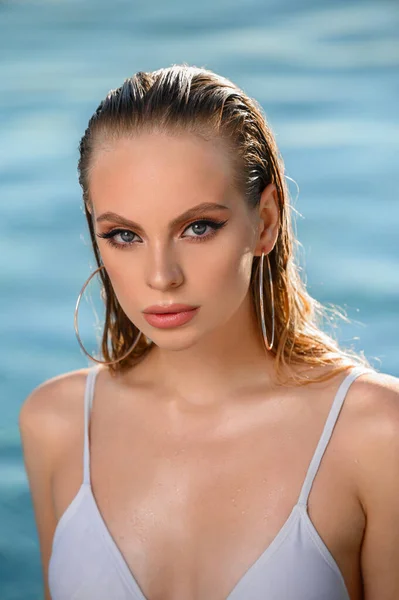 Sexy Blondine Weißen Badeanzug Pool — Stockfoto