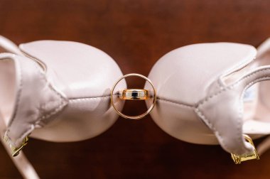 Bej ayakkabılardaki alyanslar