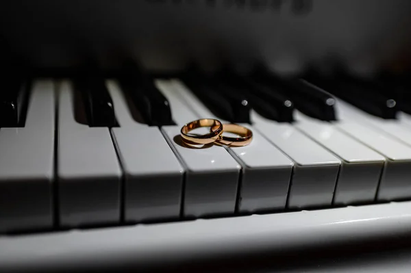 Anneaux Mariage Sur Les Touches Piano — Photo