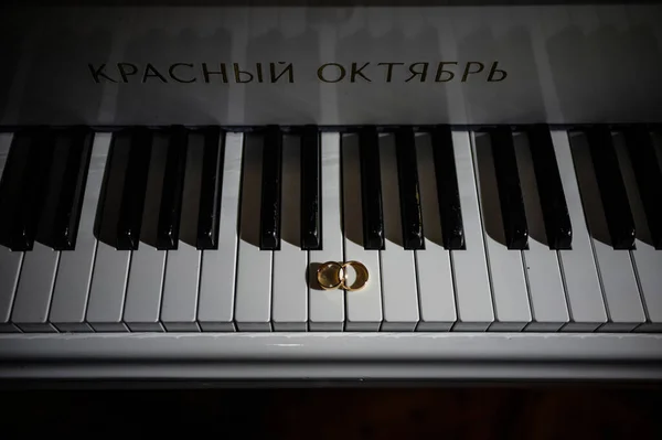 钢琴钥匙上的结婚戒指 — 图库照片