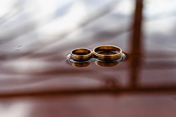 Свадебные Кольца Воде — стоковое фото