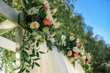 Çıkış töreni için düğün kemeri