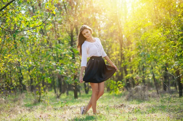 Mujer en el bosque — Foto de Stock