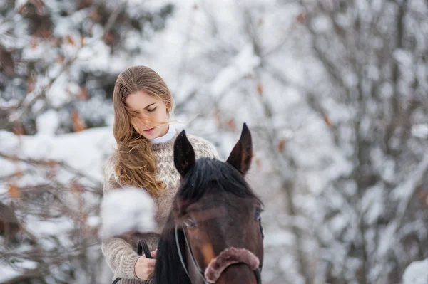 Woman riding horse — Stock Photo, Image