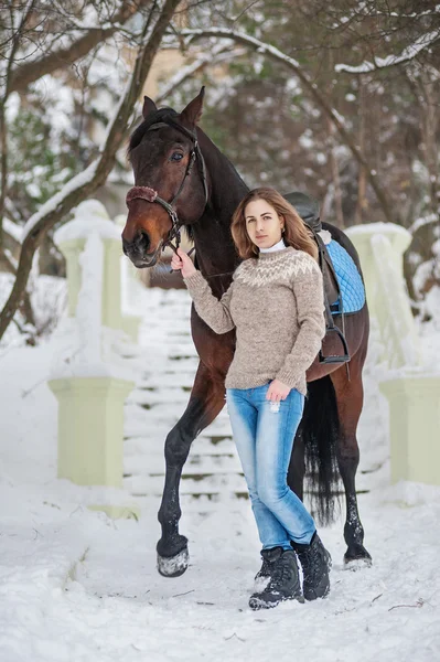 Frau mit Pferd — Stockfoto