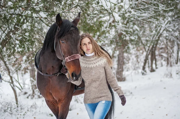 ผู้หญิงที่มีม้า — ภาพถ่ายสต็อก