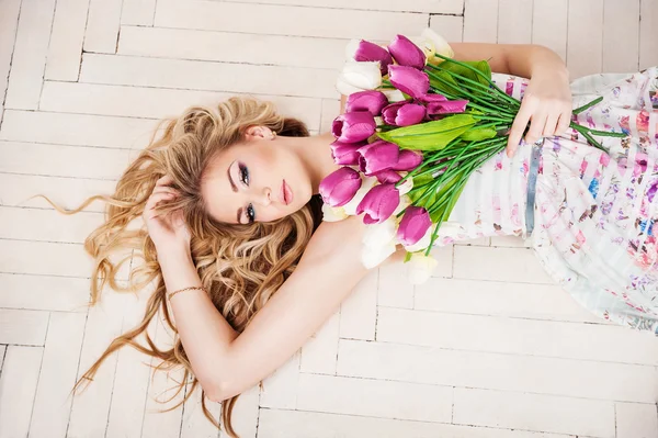 Vrouw met tulpen — Stockfoto