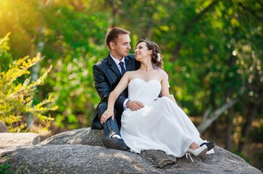 Gelin ve damat sarılıyor.