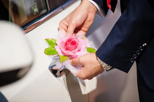 Decoratie van een bruiloft auto met bloem — Stockfoto