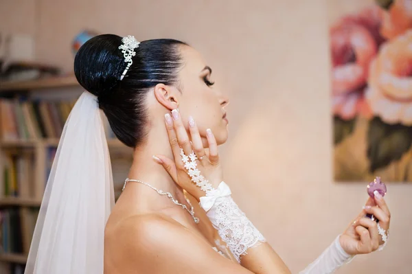 Bride applying perfume — Stock Photo, Image