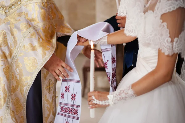 신부 들고 촛불 — 스톡 사진