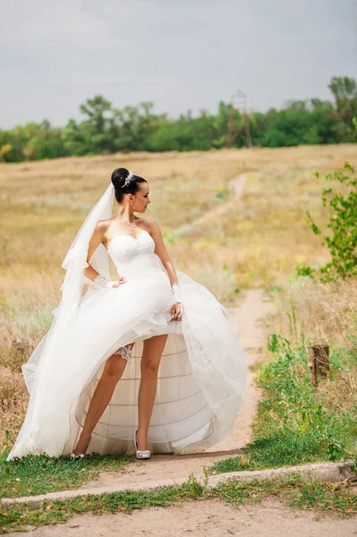 Невеста на травяном поле . — стоковое фото