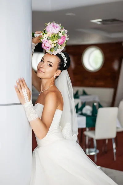 Beautiful young bride — Stock Photo, Image