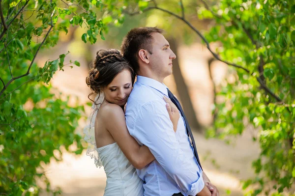 Qua casal de pé no parque — Fotografia de Stock