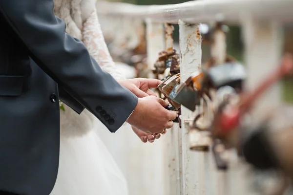 Couple locking love lock — Stock Photo, Image