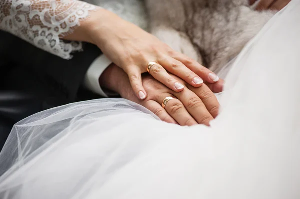 Just married Holding hands — Stock Photo, Image