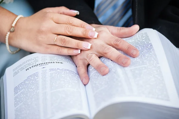 Bedrijf handen op Bijbel — Stockfoto
