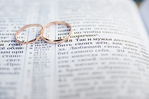 Wedding rings on  Bible — Stock Photo, Image