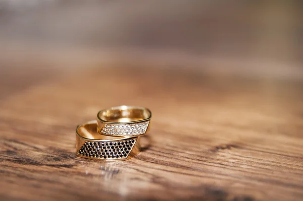 Кольца в день свадьбы — стоковое фото