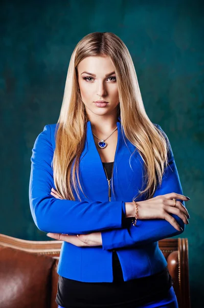 Aantrekkelijke zakenvrouw in blauwe jas — Stockfoto