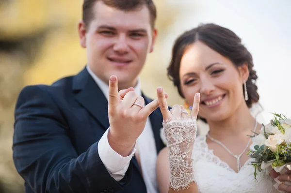 Casamento casal gesto rock sinal — Fotografia de Stock