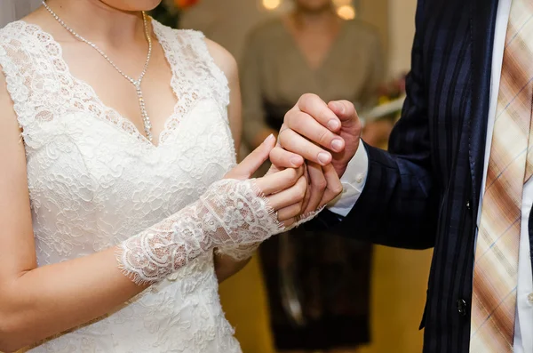 Bride and groom holding hands — Stock Photo, Image