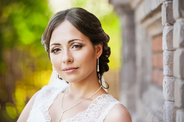 Beautiful bride posing — Stock Photo, Image