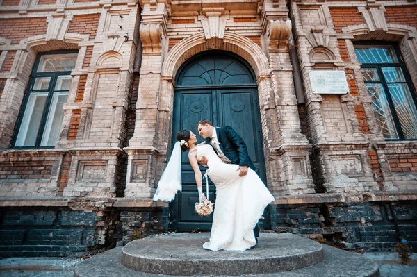 Gelukkige jonge paar bruiloft — Stockfoto