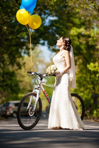 Bride with   bicycle and balloons — Stock Photo, Image
