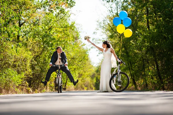 Frisch verheiratetes Paar mit Fahrrädern — Stockfoto