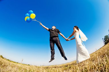 Alanında yeni evli çift