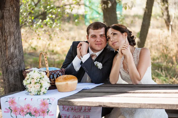 Newly married couple outdoor — Stock Photo, Image