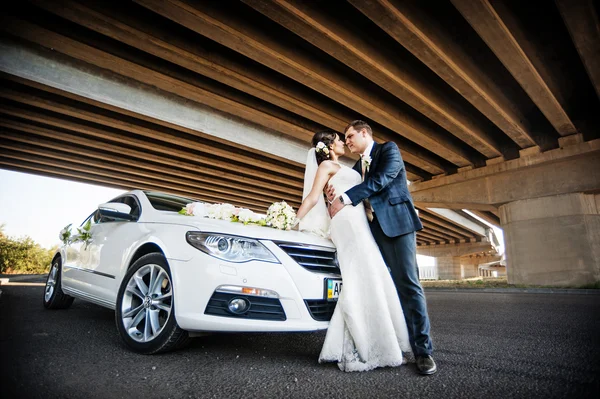 Novomanželé poblíž auto — Stock fotografie