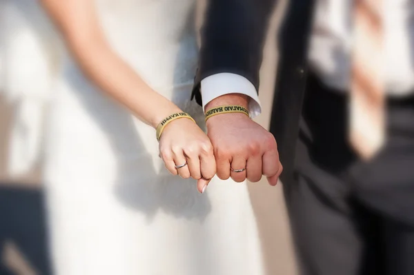 Bride and groom  in bracelets — Stock Photo, Image