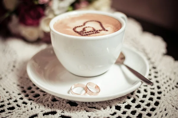 Кофе со свадебными кольцами — стоковое фото
