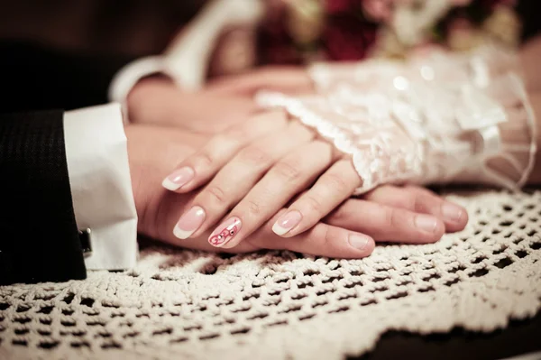 新婚夫婦は手を繋いでいます。 — ストック写真