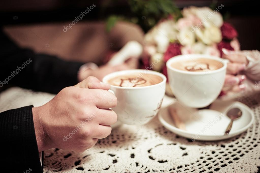 Resultado de imagen de tomando cafe