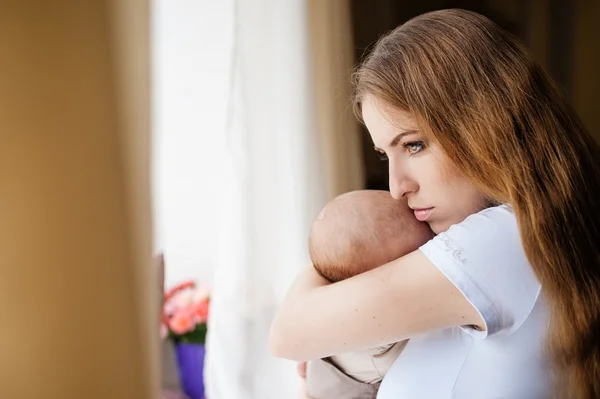 Moeder met kleine baby — Stockfoto