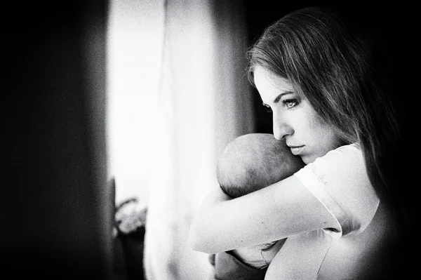 Küçük bebek ile anne — Stok fotoğraf