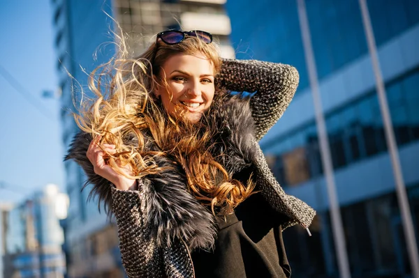 Beautiful young girl in sunglasses — Stock Photo, Image