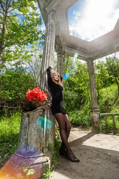 Chica posando cerca de las viejas columnas —  Fotos de Stock