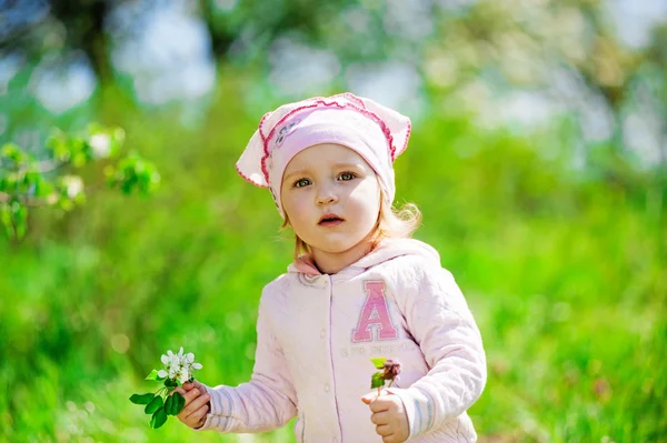 Schattig meisje met bloemen — Stockfoto