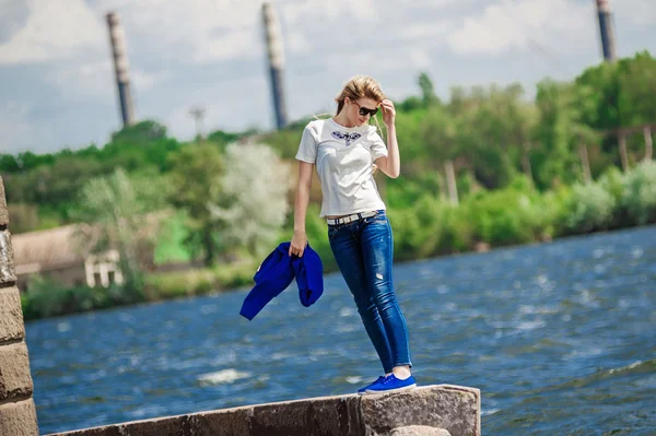 Woman in casual cloth at brick wall — Stock Photo, Image