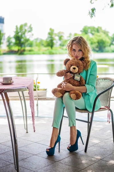 Donna bionda con orsacchiotto — Foto Stock