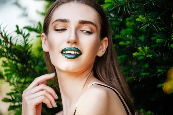 Vrouw met groene lippenstift — Stockfoto