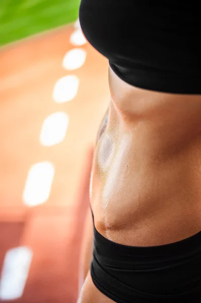 Pumped up torso of athletic woman — Stock Photo, Image