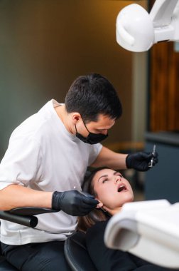 Diş hekimi, Cavity Preparation için Yüksek Hız Eldiveni Kullanımı Tedavisiyle Tedavi Ediyor,