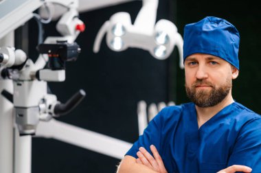 Mavi Başlıklı Beyaz Endodontist Diş Mikroskobu, Odaklanmış Bakış, Steril Operasyon Ayarları