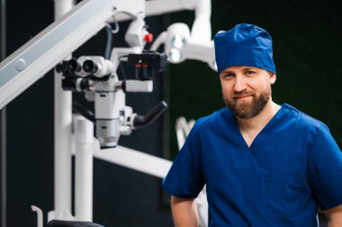 Mavi Başlıklı Beyaz Endodontist Diş Mikroskobu, Odaklanmış Bakış, Steril Operasyon Ayarları